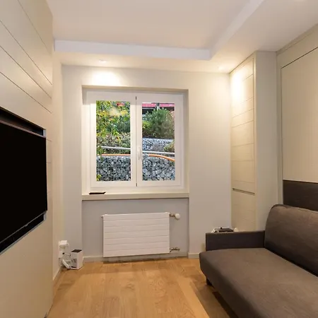 Apartment Grillons 18-2 Lens
